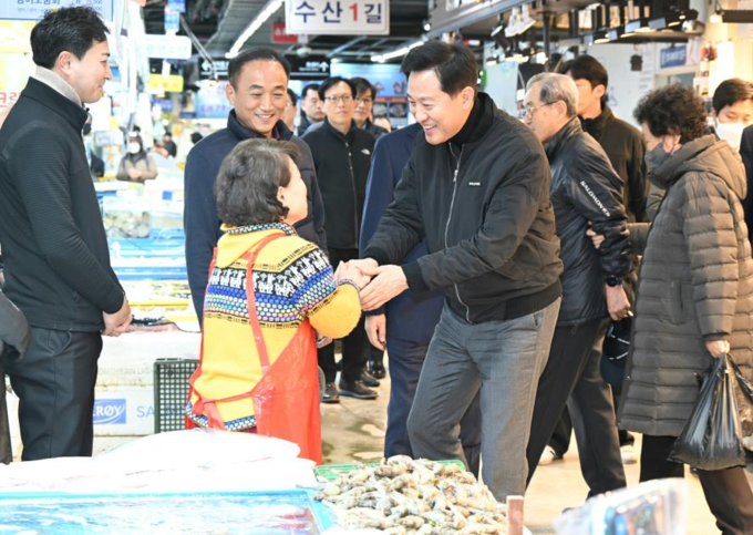 6일(화) 오후 송파구 가락시장을 찾은 오세훈 서울시장이 설 연휴를 앞둔 명절 민생 물가를 점검하고, 상인들을 격려하고 있다.