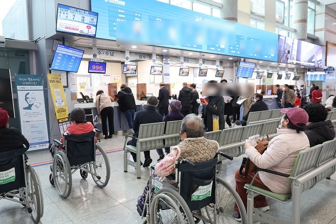 정부의 의대 정원 확대에 반발하는 전공의들의 사직 행렬이 잇따른 가운데 20일 광주 동구 조선대병원에서 환자들이 대기하고 있다.(ⓒ뉴스1)