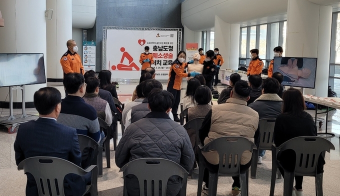 도청 직원들을 대상으로 심폐소생술 이론 교육을 하고 있는 구급대원