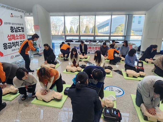 도청 본관 1층 교육장에서 심폐소생술 실습 중인 직원들