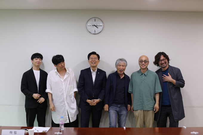 (왼쪽부터 베이시스트 김유성, 음악감독 김성수, 국회의원 조정훈, 가수 최백호, 가수 하림, 드러머 겸 교수 오종대)