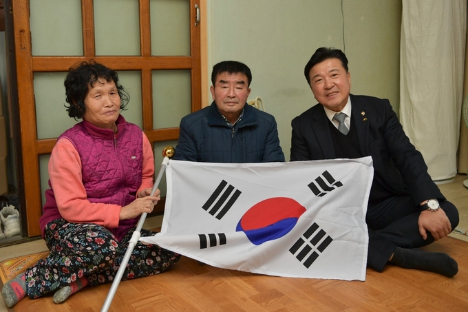 최재구 예산군수 독립유공자 유족 위문 기념촬영