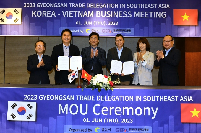 경산시- 경산시, 해외시장에서 빛나는 기업의 내일을 지원합니다(2023년 무역사절단 사진)