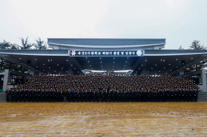 육군3사관학교 제59기 졸업 및 임관식(3사교 59기 한덕수 총리와 단체사진 촬영을 하고 있다)