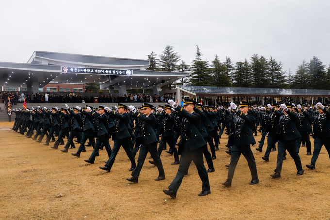 육군3사관학교 제59기 졸업 및 임관식(임관장교들이 행진을 하고 있다)