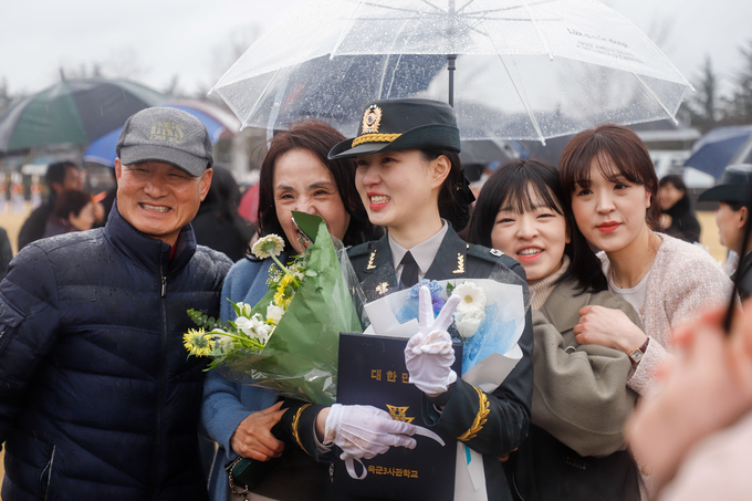 육군3사관학교 제59기 졸업 및 임관식(신임 소위와 가족이 기념사진 촬영을 하고 있다)