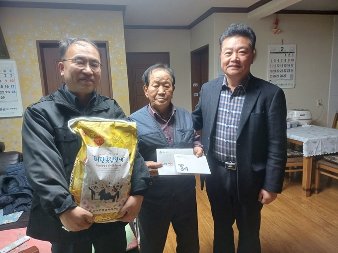 구규회 애국지사의 유족 구자원 씨(가운데)와 손태국 신녕면장(우), 이장호 부면장(좌)