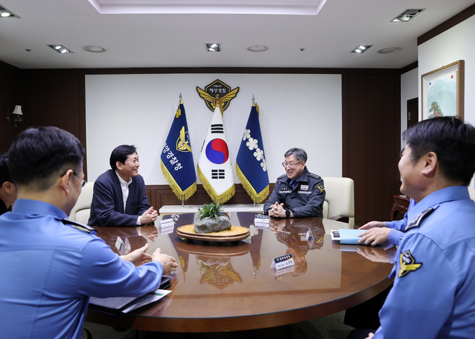 고진 디지털플랫폼정부위원장이 해양경찰청에서 디지털플랫폼 전략 설명회를 하고있다