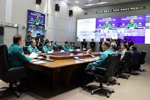 이상민 행정안전부 장관이 14일 오전 서울 세종대로 정부서울청사 중앙재난안전상황실 서울상황센터에서 열린 의사 집단행동 중앙재난안전대책본부 회의에서 모두 발언을 하고 있다.(사진=행정안전부)
