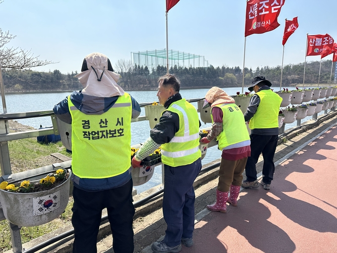 경산시- 진량읍, 토산지 가드레일 봄꽃(팬지) 식재