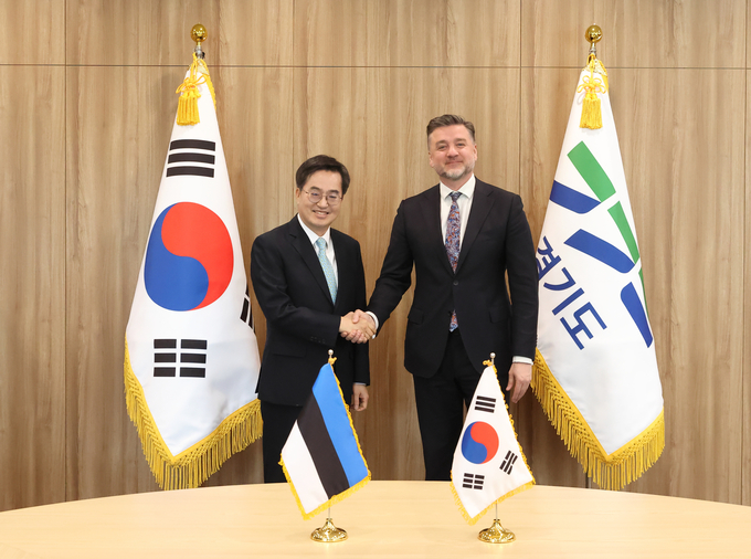  22일 오전 도지사 집무실에서 김동연 경기도지사가 스텐 슈베데 주한 에스토니아 대사와 기념촬영을 하고 있다.