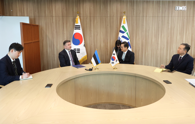 22일 오전 도지사 집무실에서 김동연 경기도지사가 스텐 슈베데 주한 에스토니아 대사와 면담을 하고있다