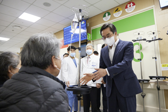 28일 오전 김동연 경기도지사가 권역응급의료센터 의료시설을 둘러보고 있다.