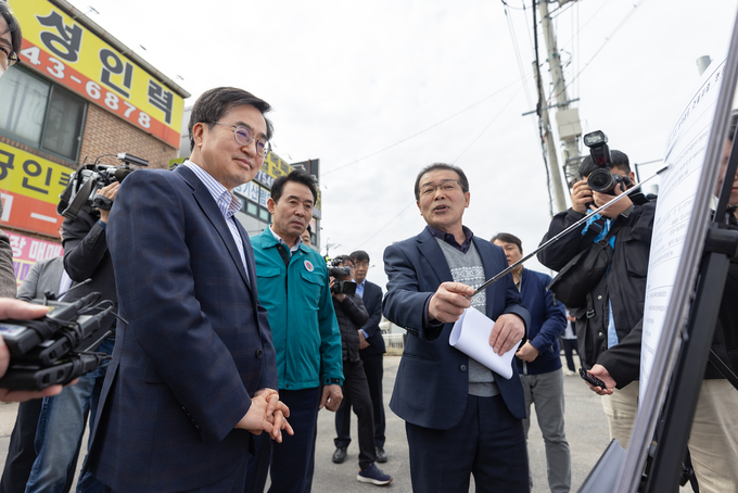 4일 오전 포천시 소흘읍에서 김동연 경기도지사가 포천지역 철도사업 현황을 살펴보고 있다.