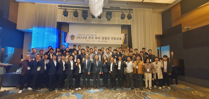3일 FBI와 함께 60여명의 해양경찰관이 국제 정보 공유 및 교육을 위해 기념촬영을 하고있다.