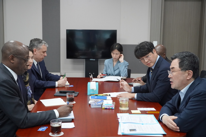 면담하고 있는 소병철 의원과 UNHCR 라우프 마조우 최고대표보
