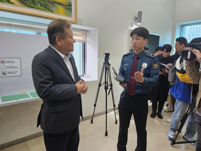 <strong>이상민 행정안전부 장관, 사전투표 준비상황 점검</strong>