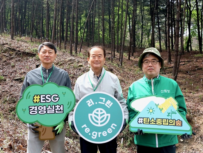 (좌) 장호진 현대지에프홀딩스 사장, (중) 허상만 생명의숲 이사장 (우) 임상섭 산림청 차장(좌) 장호진 현대지에프홀딩스 사장, (중) 허상만 생명의숲 이사장 (우) 임상섭 산림청 차장