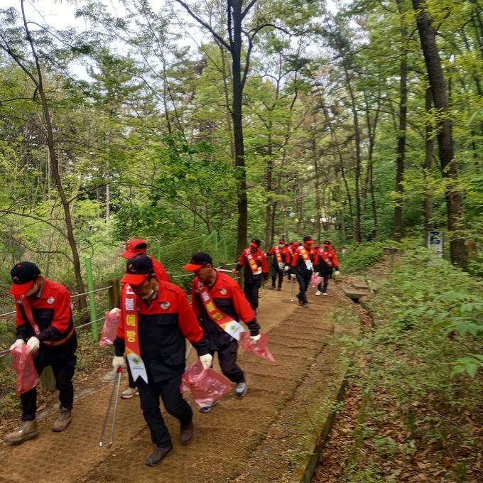 경산시- 경산시, 봄철 산불 예방 캠페인 및 산지 정화 활동 실시(산지정화)
