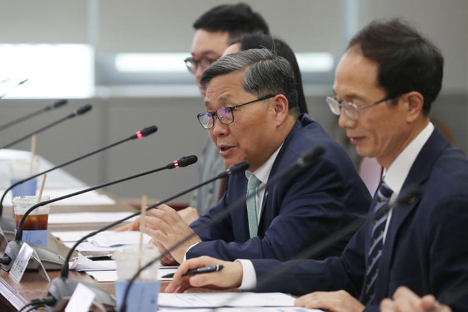 문화체육관광부 전병극 제1차관은 30일 국립중앙도서관에서 열린 ‘웹소설 상생협약식'에 참석해 공정거래위원회 조홍선 부위원장, 창작자, 제작사, 플랫폼사 등과 함께 협약문에 서명했다. (사진=문화체육관광부)