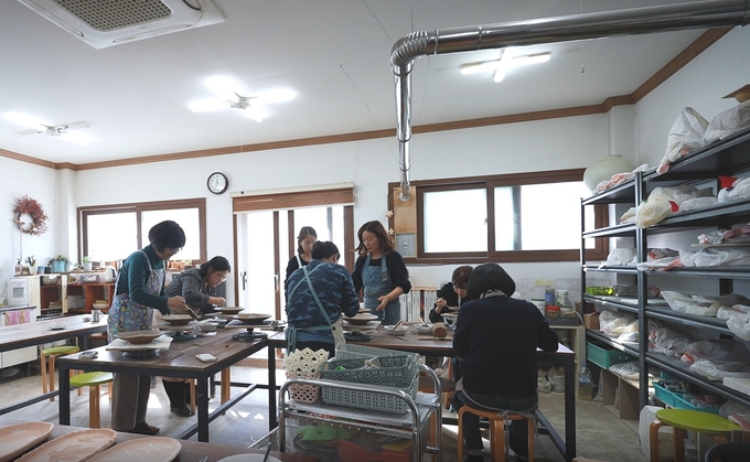 경산시- 따뜻한 동행, 경산시 동네배움터(23년 동네배움터 생활도예반 수업장면)