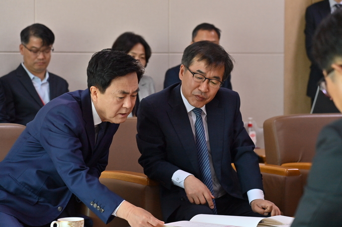 박상우 국토부 장관에게 도정 현안을 설명하고 있는 김태흠 충남도지사와 전형식 정무부지사