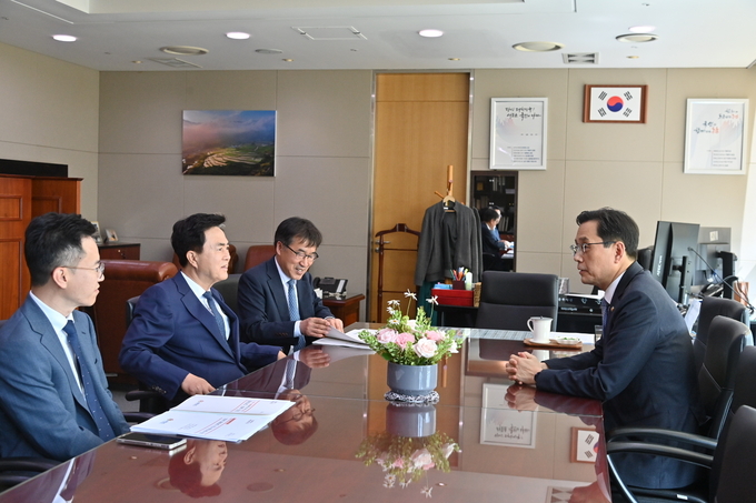한훈 농식품부 차관과 만나 도정 현안을 설명하는 김태흠 충남도지사