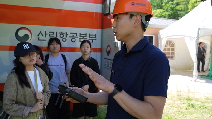 드론 조작법을 소개하는 산림항공본부 직원