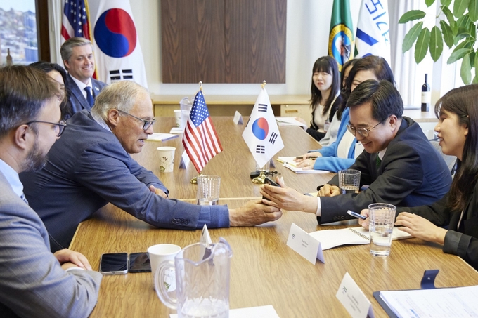 현지시각 9일 오후 김동연 경기도지사가 제이 인즐리(Jay Inslee) 워싱턴 주지사를 만나 기후위기 대응 관련 지방정부의 리더십과 역할에 대해 논의하고 있다.