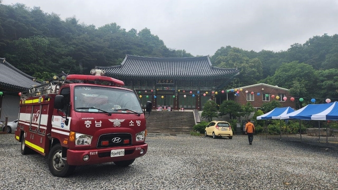 지난해_부처님오신날_금산의_한_사찰에_소방차가_근접_배치되어_있다