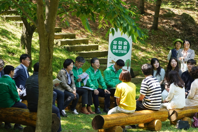 남성현 산림청장이 유아숲체험원 관계자들과 간담회를 갖고 있다