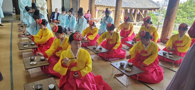 영천시는 지난 20일 영천시 관내 고등학생 및 대학생 50명을 대상으로 성년의 날을 맞이해 영천향교에서 올해 첫 전통 성년례 행사를 개최했다.
