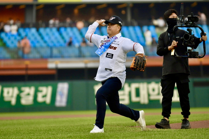 예가정성의 날 홍보 행사 및 시구 모습