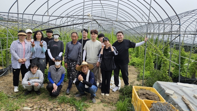 예산군행복마을지원센터 농촌일손돕기 모습