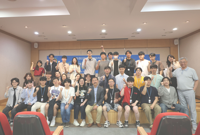 지난 25일 (재)경산이노베이션아카데미에서 ‘위기란? 새로운 기회가 주어지는 순간’을 주제로 한 강연 후 수강생들과 기념 촬영을 하고 있는 Ken Singer(UC Berkeley SCET 센터장, 맨 앞줄 왼쪽에서 7번째)