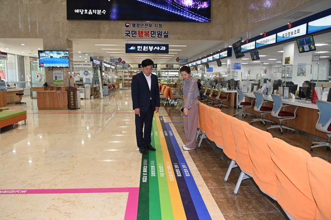 민원 창구 안내 유도선 점검 모습
