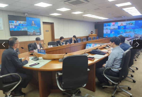 충남도가 30일 도청 영상회의실에서 ‘도-시군 관광 관계관 영상회의'를 개최하고 있다.