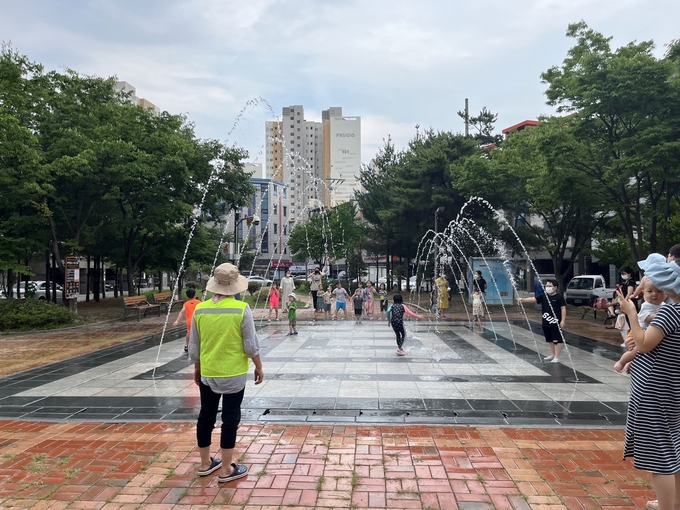 경산시- 압량읍, 신대부적1어린이공원 바닥분수 본격 가동