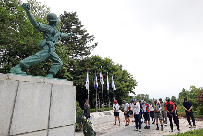 유인촌 문화체육관광부 장관이 6월 ‘호국보훈의 달’을 맞아 안보 관광과 자전거 여행을 활성화하고자 15일 강원도와 경기도 일대 6.25 전쟁 주요 격전지와 기념시설 등을 자전거로 순례하며 현장을 점검했다. 유인촌 장관이 강원도 춘천시 춘천지구 전적비를 참배하고 있다.