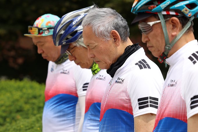 유인촌 문화체육관광부 장관이 6월 ‘호국보훈의 달’을 맞아 안보 관광과 자전거 여행을 활성화하고자 15일 강원도와 경기도 일대 6.25 전쟁 주요 격전지와 기념시설 등을 자전거로 순례하며 현장을 점검했다. 유인촌 장관이 경기도 가평군 영연방 참전 기념비를 참배하고 있다.