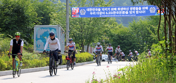 유인촌 문화체육관광부 장관이 6월 ‘호국보훈의 달’을 맞아 안보 관광과 자전거 여행을 활성화하고자 15일 강원도와 경기도 일대 6.25 전쟁 주요 격전지와 기념시설 등을 자전거로 순례하며 현장을 점검했다. 유인촌 장관이 경기도 가평군 미국 한국전쟁 참전 기념비를 참배하고 이동하고 있다.