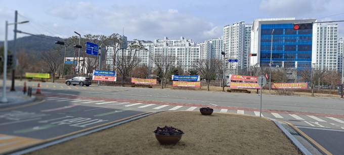 충청남도청 남문 앞 게시대 설치 전