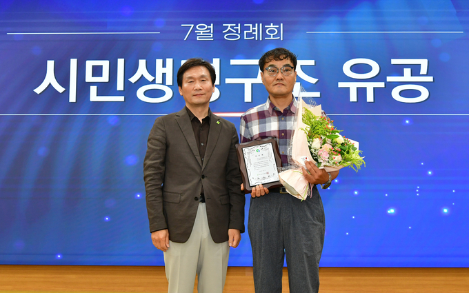 경산시- 경산시, 주택 화재 속 두 아이와 아이 엄마 구한 의인 표창(시민생명구조 이승주님 수상 사진)