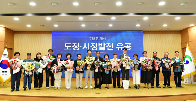 경산시- 경산시, 주택 화재 속 두 아이와 아이 엄마 구한 의인 표창(2분기 정기표창 수상자 단체 사진)
