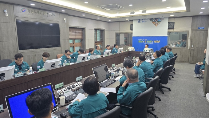 최기문 영천시장이 9일 야간 집중호우로 인한 침수 피해현장을 방문 신속한 대책마련과 조치를 지시하고 있다.