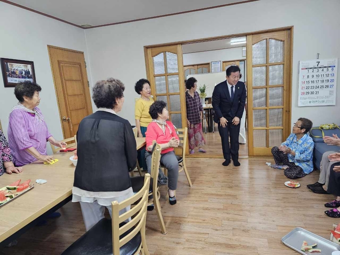 경산시- 민중기 신임 와촌면장, 경로당 방문으로 첫 행보 시작