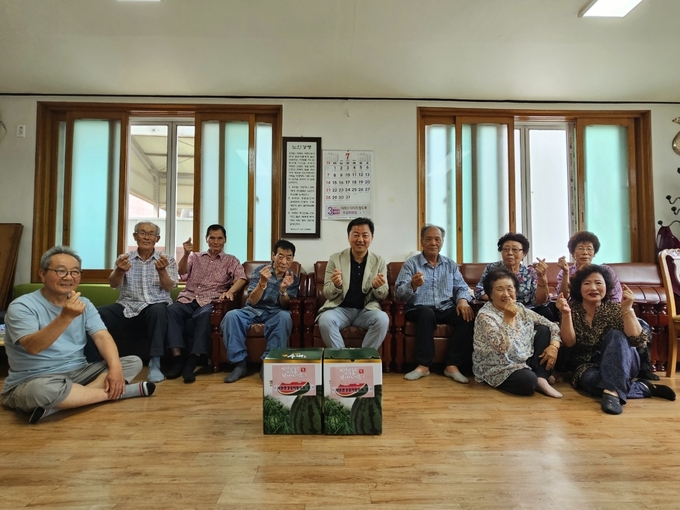 경산시- 와촌면경영자협의회, 초복맞이 수박 전달