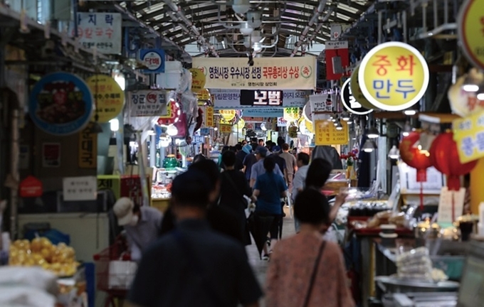 정부가 영세 자영업자·소상공인을 대상으로 배달료 인하 등 5대 고정비용 부담 완화에 나선다. 사진은 소상공인 전기료 지원(20만 원) 확대가 시작된 7월 3일 서울 서대문구 독립문영천시장의 모습. (사진=뉴시스)