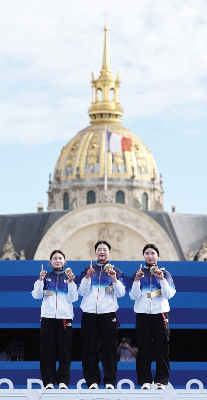 전훈영, 임시현, 남수현이 7월 28일 파리 레쟁발리드에서 열린 양궁 여자 단체전 시상식에서 기념촬영을 하고 있다. 손가락과 금메달로 숫자 10을 만들며 양궁 세계 최강국임을 알렸다. (사진=뉴시스)