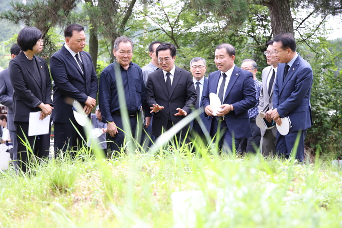 8일 오전 선감학원 공동묘역에서 열린 선감학원 희생자 유해발굴 개토 행사에서 김동연 경기도지사가 개토 행사를 마치고 선감학원 희생자 분묘를 살펴보고 있다.